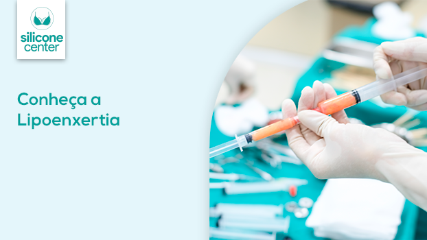 Imagem de uma mão usando luvas, manipulando duas seringas