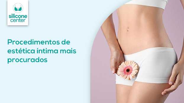Imagem mostrando a barriga de uma mulher com ela segurando uma flor na ventre da região íntima