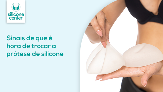 Mulher com duas próteses de silicone na palma da mão